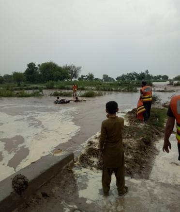 دریائے چناب پر بنا بند ٹوٹ گیا 5دیہات زیر آب,ریسکیو ٹیم کی امدادی کارروائیاں شروع