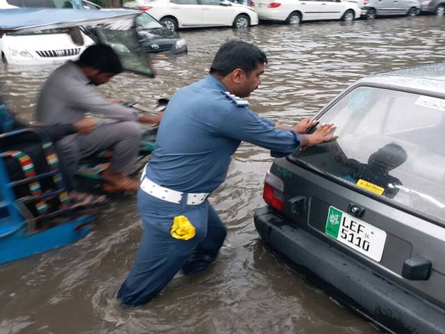 ٹریفک وارڈنز نے بارش کے دوران احسن طریقے سے فرائض سر انجام دئیے، شہریوں کی بھرپور مدد اور راہنمائی کرتے رہے: آئی جی پنجاب