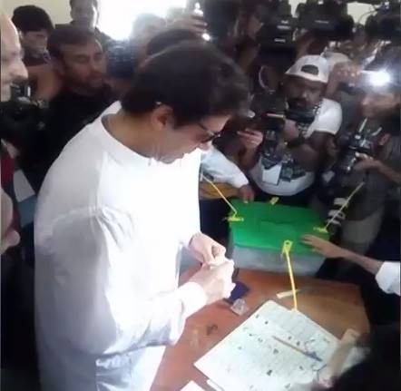 این اے 53:عمران خان نے اپنا ووٹ کاسٹ کردیا