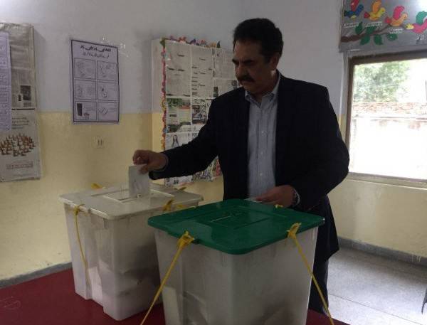 سابق آرمی چیف جنرل راحیل شریف نے گجرات کے حلقہ این اے 129 میں ووٹ کاسٹ کیا