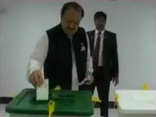  صدر ممنون حسین نے اپنا ووٹ کراچی میں کاسٹ کیا