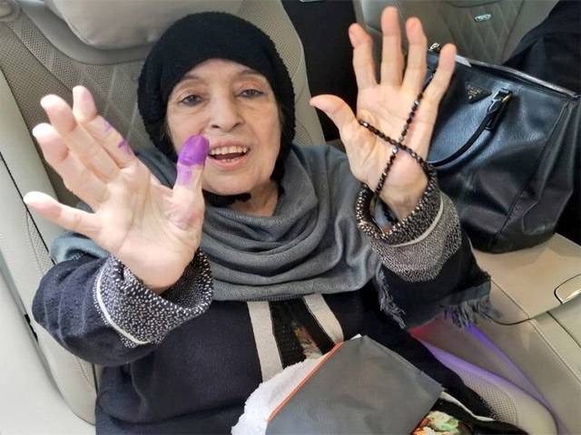 لاہور: نواز شریف, شہباز شریف کی والدہ نے وہیل چیئر پر آکر ووٹ کاسٹ کیا 
