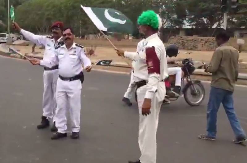 کراچی:ٹریفک اہلکاروں کا قومی ترانوں پر رقص