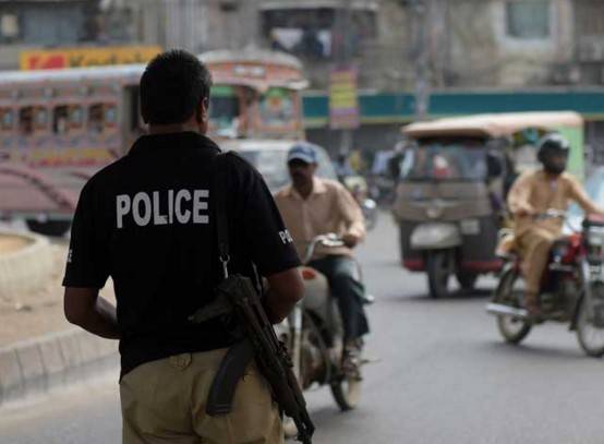 کراچی:فائرنگ سے پولیس اہلکار جاں بحق، شہری زخمی 