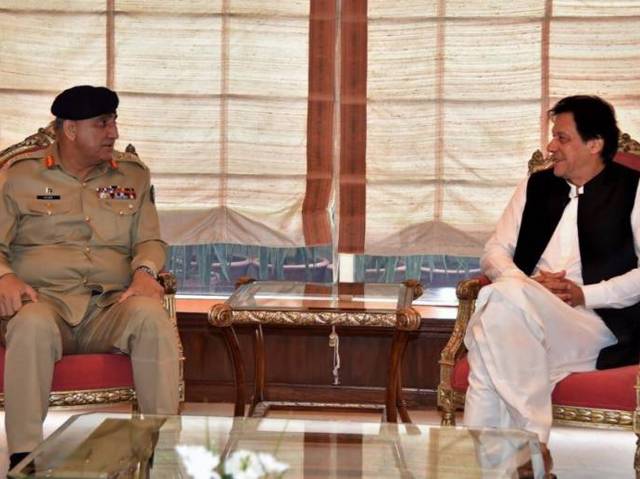 وزیراعظم عمران خان کا جی ایچ کیو کا دورہ، گارڈ آف آنرپیش کیا گیا،وزیراعظم کو دفاع، ملکی سیکیورٹی اوردیگر پیشہ ورانہ امور پر بریفنگ