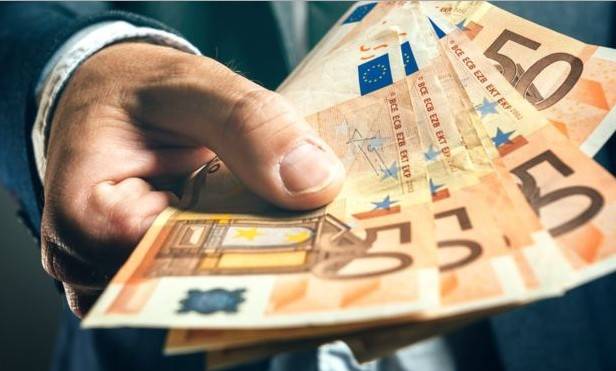 اٹلی : امیروں سے پیسے چرا کر غریبوں میں تقسیم کرنیوالے بینک منیجر گرفتار