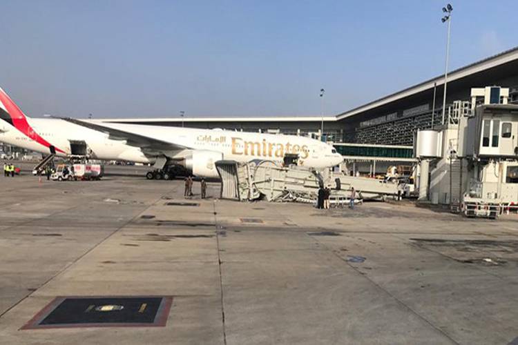 اسلام آباد انٹرنیشنل ایئرپورٹ پر مسافروں کو جہاز تک پہنچانے والا کنیکٹ برج گر گیا