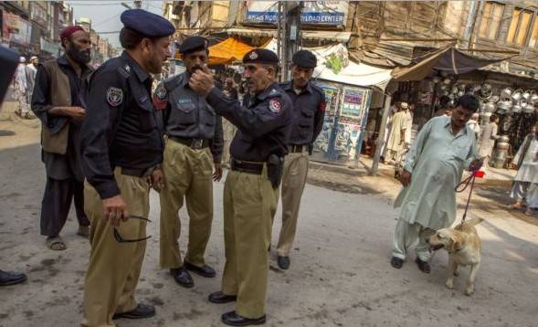 پشاور:ایڈیشنل آئی جی جیل کو لوٹ لیا گیا، مزاحمت کرنے پر زخمی