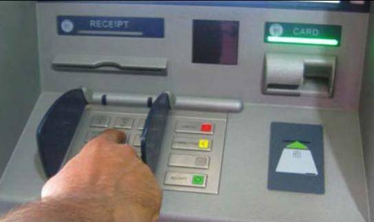پاکستان کے 6 بینکوں نے ڈیبٹ کارڈ سے عالمی ادائیگیاں معطل کردیں