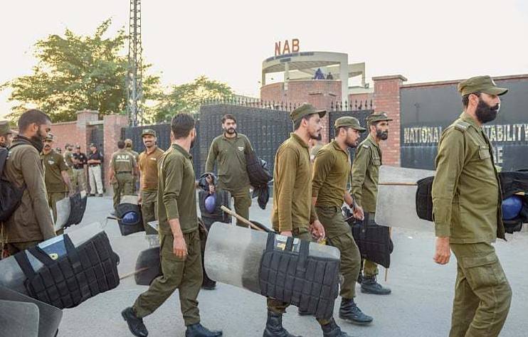احتساب عدالت لاہور:شہباز شریف کی پیشی کے موقع پر پولیس کی بھاری نفری تعینات