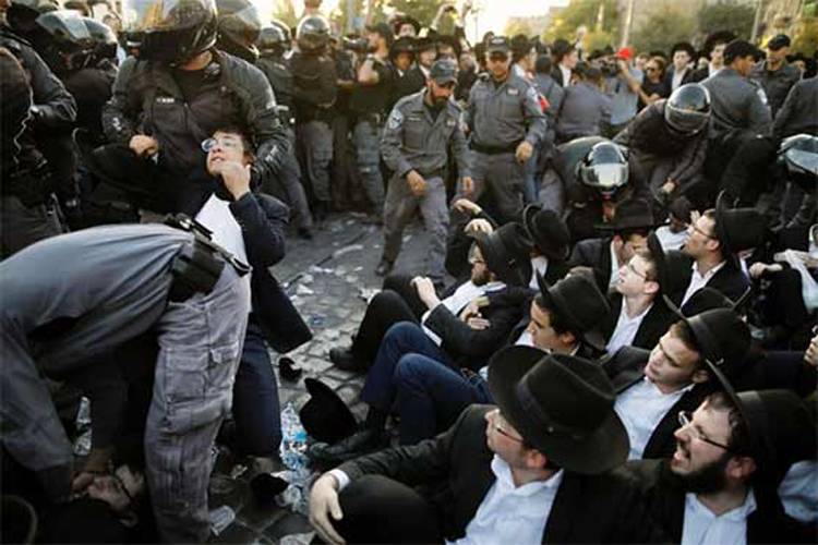 اسرائیل میں یہودیوں کا لازمی فوجی تربیت کیخلاف مظاہرہ، 30 گرفتار