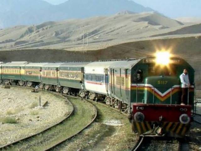 وزیر ریلوے شیخ رشید کا سیاحت کیلئے تین ٹورسٹ ٹرینیں چلانے کا اعلان
