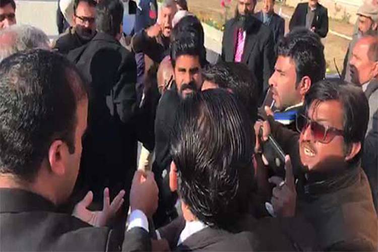 نواز شریف کے محافظوں کی اکڑ، صحافیوں سے آج پھر بدتمیزی