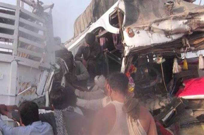پشاور موٹروے کے قریب مسافر کوچ اور ٹرک میں تصادم، 12 افراد زخمی