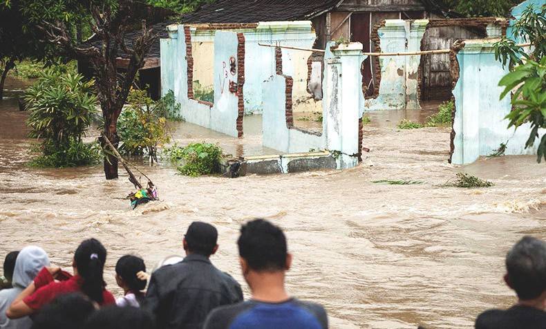 انڈونیشیا میں سیلاب اور لینڈ سلائیڈنگ میں 26افراد ہلاک،24 لاپتہ