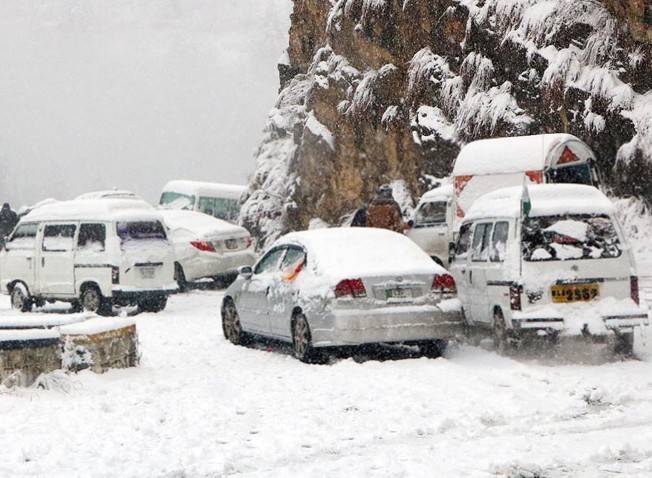  ایبٹ آباد میں برفانی تودے تلے دبی گاڑی سے مسافروں کو نکال لیا گیا