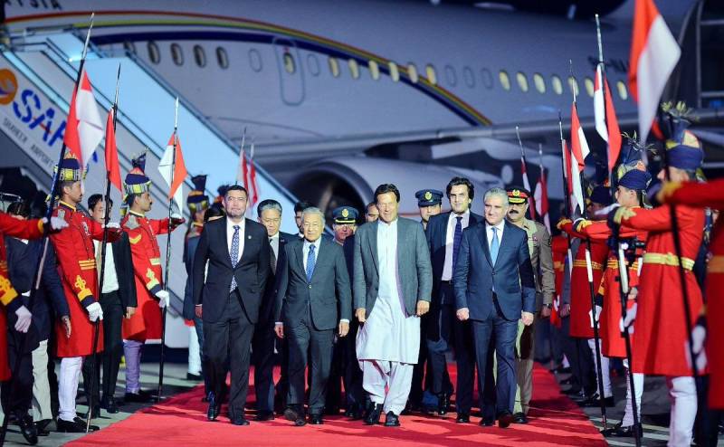 ملائیشیا کے وزیراعظم پاکستان کے3 روزہ دورے پررات اسلام آباد پہنچ گئے