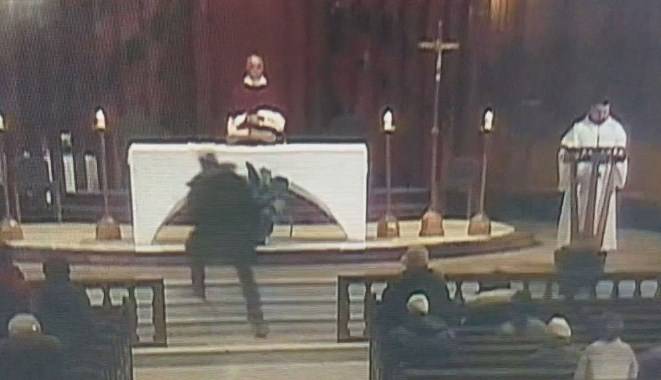 کینیڈا:دعائیہ تقریب میں ایک شخص نے پادری کو چاقو مار دیا