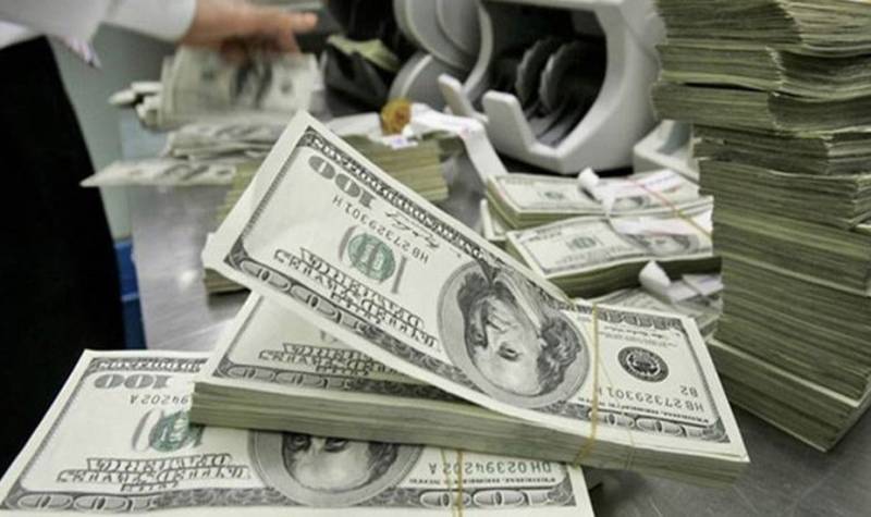 اوپن مارکیٹ میں ڈالر تاریخ کی بلند ترین سطح پر، 143 روپے پر فروخت