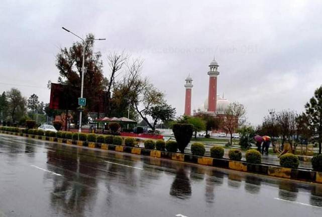 لاہور سمیت ملک کے مختلف علاقوں میں بارش کا سلسلہ وقفے وقفے سے جاری