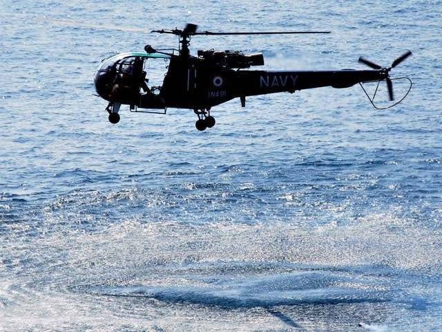بھارتی نیوی کا ہیلی کاپٹر سمندر میں گر کر تباہ