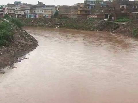 راجن پور،سیلاب سے متاثرہ علاقوں میں پانی کی سطح کم ہونے لگی،متاثرین حکومتی امداد کے منتظر