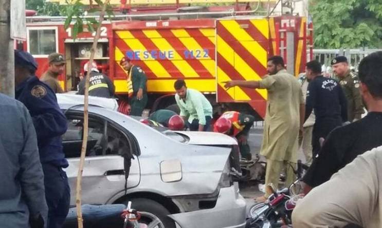 لاہور:داتا دربار کے باہر دھماکا,8افرادشہید،،متعددافرادزخمی