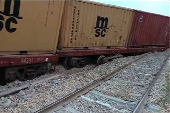 پڈعیدن میں ریلوے ٹریک 32گھنٹے بعد بحال،مختلف اسٹیشنز پر کھڑی ٹرینیں روانہ