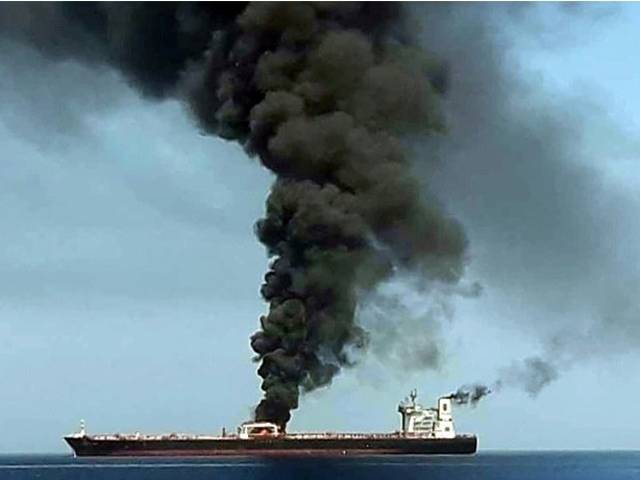 خلیج عمان میں دو تیل بردار بحری جہازوں پر حملہ، ایک جہاز میں آگ لگ گئی