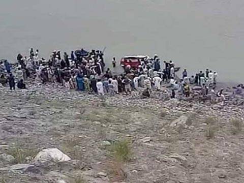 جیپ دریائے سندھ میں گرنے کے نتیجے میں آٹھ افراد جاں بحق