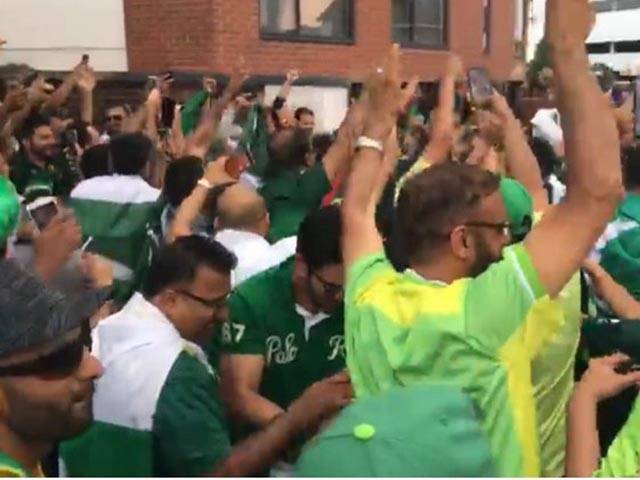 پاکستانی ٹیم کی افغانستان کے خلاف ورلڈ کپ میچ میں کامیابی پر شائقین کرکٹ کے بھنگڑے اور پاکستانی ٹیم اور پاکستان کے حق میں نعرے بازی