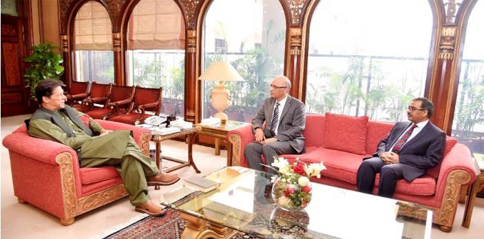 وزیراعظم سے بھارت میں نامزد پاکستانی ہائی کمشنر کی ملاقات، پاک بھارت تعلقات کو بہتر بنانے پر گفتگو 
