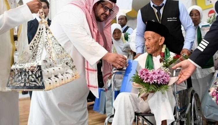 حج ادائیگی کیلئے انڈونیشیا سے 130 سالہ معمر شخص کا جدہ ایئرپورٹ پر پرتپاک استقبال