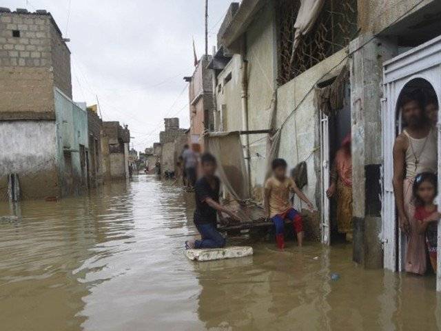 کراچی میں رات بھرطوفانی بارش نے تباہی مچا دی، سڑکیں تالاب کا منظر پیش کرنے لگیں، حادثات میں 8 افراد جاں بحق، پاک فوج کا ریسکیو آپریشن