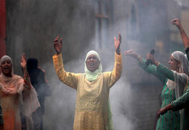 مقبوضہ کشمیر : 22 ویں روز بھی کرفیو، فائرنگ، گیس شیلنگ جاری