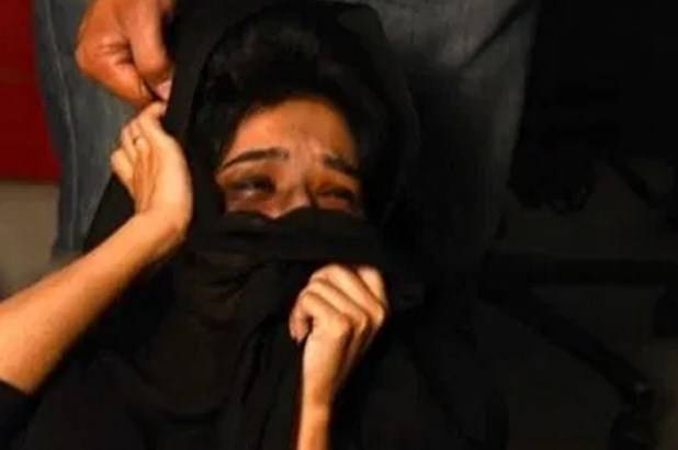 فیصل آباد: تھانہ ملت ٹاون پولیس نے خاتون پر مبینہ تشدد کرنے کے بعد سر کے بال کاٹ دئیے
