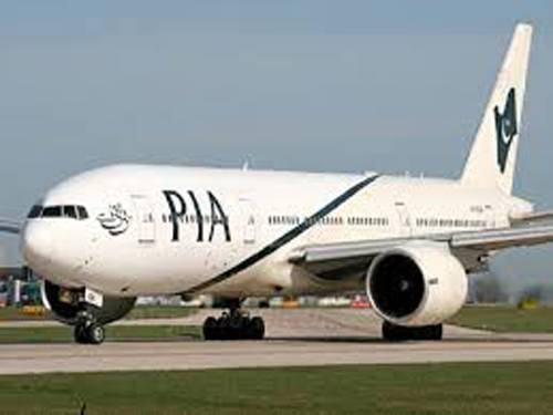 کراچی :پی آئی اے کی پرواز نو گھنٹے تاخیر کا شکار۔ میت لے جانے والے مسافر رل گئے