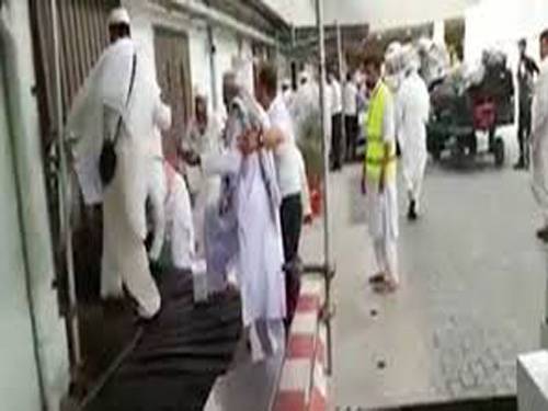 پشاور ائیرپورٹ پر حجاج کرام زم زم کے کین لینے کیلئے لگیج بیلٹ پر چڑھ دوڑے 