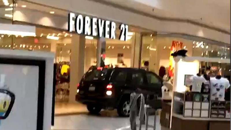 امریکا: شاپنگ مال میں گاڑی گھس گئی ،2افراد زخمی