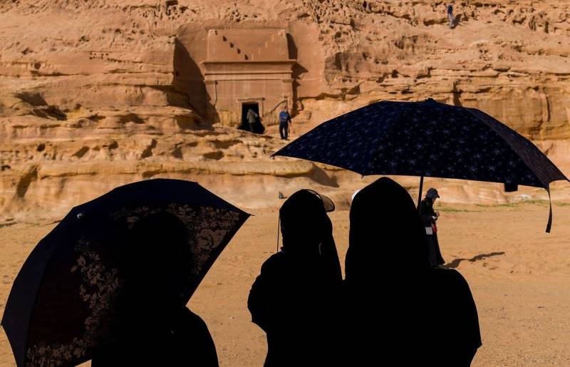 سعودی عرب نے خواتین سیاحوں کیلئے عبایا کی شرط ختم کردی