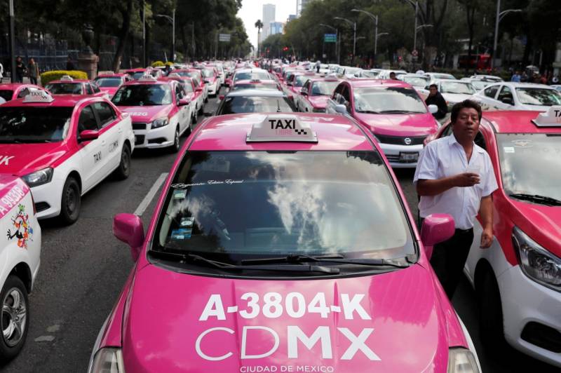 میکسکو میں آن لائن ٹیکسی سروس کے خلاف مقامی ٹیکسی ڈرائیوروں کااحتجاج