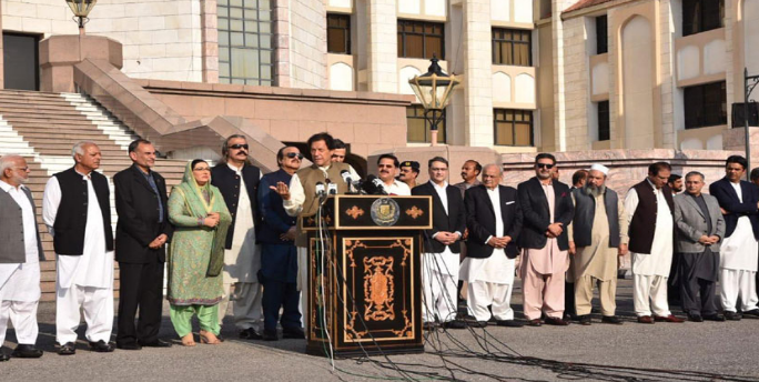 پاکستان مقبوضہ کشمیر کے عوام کی حمایت جاری رکھے گا: عمران خا ن