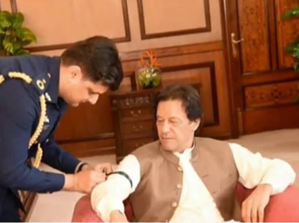 وزیر اعظم عمران خان کا بازو پر سیاہ پٹی باندھ کر مقبوضہ جموں و کشمیر کے عوام سے یک جہتی کااظہار