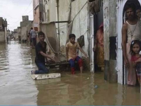 سمندری طوفان '' کیار'': کراچی سمیت سندھ کے بیشتر ساحلی علاقے زیر آب ، نقل مکانی، خوف و ہراس