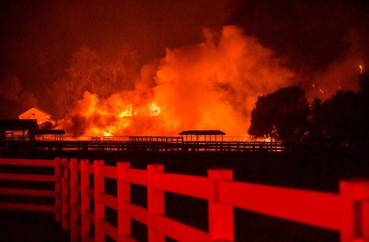 کیلیفورنیا کے جنگلات میں لگنے والی آگ 5 ہزار ایکٹر رقبہ پر پھیل گئی