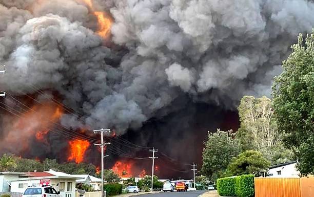 آسٹریلیا:نیو ساؤتھ ویلز میں 250 گھر،4 افراد آگ کی نذر ہو گئے