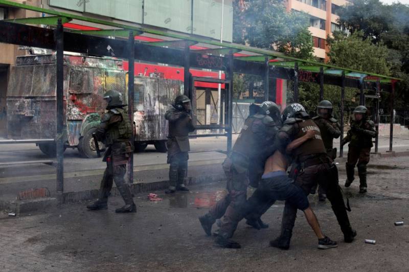 چلی، پولیس کی طرف سے فائر کی جانے والی ربر کی گولیوں سے حکومت مخالف مظاہروں کے درجنوں شرکاء اندھے