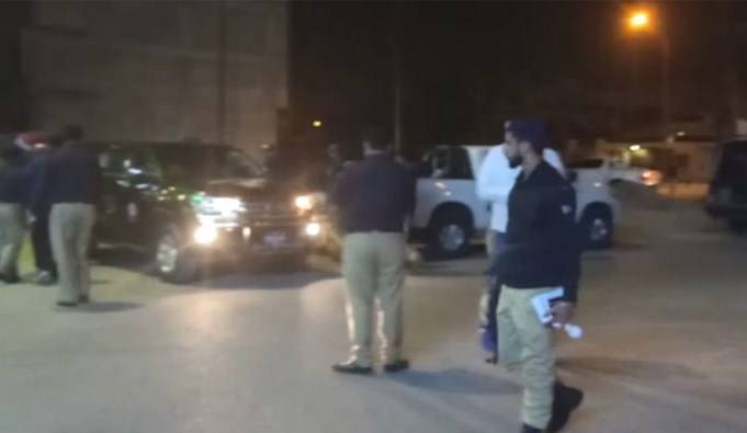  کراچی ڈیفنس:کار سوار ملزمان نے نوجوان کو گولی مارکر لڑکی کو اغوا کرلیا