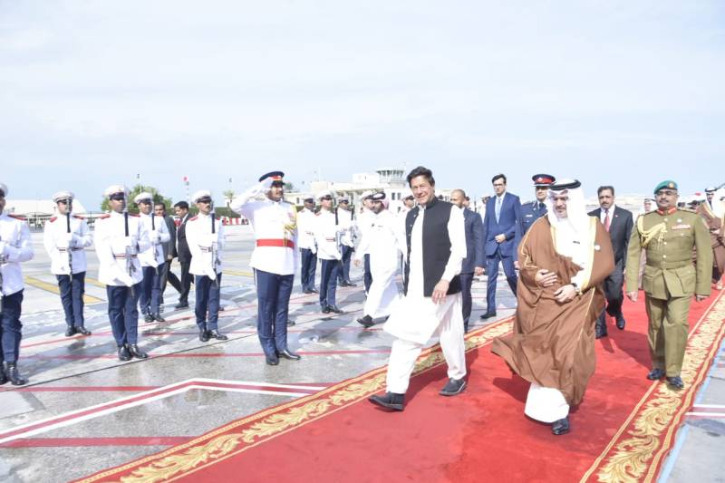 وزیر اعظم بحرین پہنچ گئے، شاہ سلمان بن حماد بن عیسی الخلیفہ نے استقبال کیا