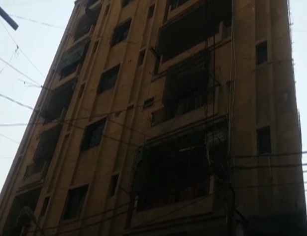 کراچی:قدیم علاقےمیں رہائشی عمارت ٹیڑھی ہوگئی،مکینوں میں خوف